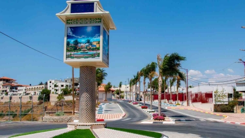 clock roundabout 1-4.jpg